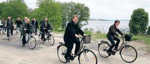 Ausflug mit Dienstauftrag. Einen Tag lang war der Landesfachbeirat in der Gemeinde Schwielowsee unterwegs. Bürgermeisterin Kerstin Hoppe (l.) und Gemeindevorsteher Roland Büchner (2.v.l) führten sie per Rad und Wassertaxi bis nach Wildpark-West.