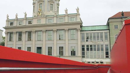Blick von der Landtagsschaustelle auf das Alte Rathaus, das zum Potsdam-Museum umgebaut wird.
