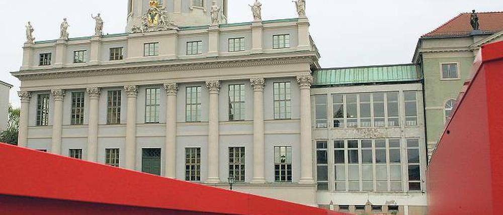 Blick von der Landtagsschaustelle auf das Alte Rathaus, das zum Potsdam-Museum umgebaut wird.