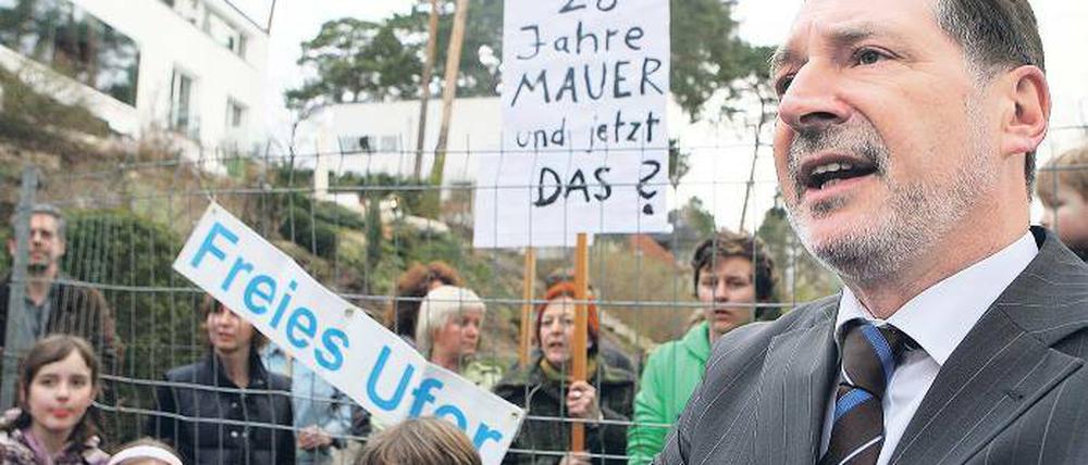 In der Kritik. Die Verwaltung von Oberbürgermeister Jann Jakobs (r.) ist am eskalierenden Uferstreit in Groß Glienicke nicht unschuldig. Sie versäumte lange, den Uferweg für die öffentliche Nutzung zu sichern, und verhandelte dann chaotisch.