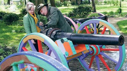 Scharf geschossen wird an der Glienicker Brücke nicht mehr. Diese Kanone ist ein Kunstwerk und Teil des Skulpturengartens der Villa Schöningen, die Besucher im hauseigenen Café sehen können.