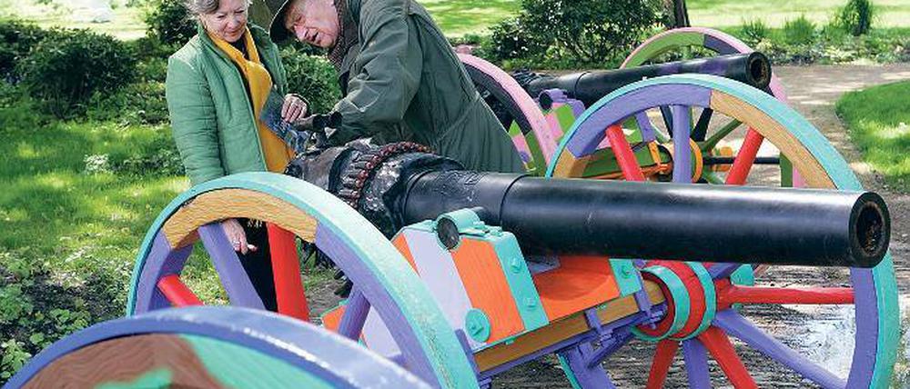 Scharf geschossen wird an der Glienicker Brücke nicht mehr. Diese Kanone ist ein Kunstwerk und Teil des Skulpturengartens der Villa Schöningen, die Besucher im hauseigenen Café sehen können.