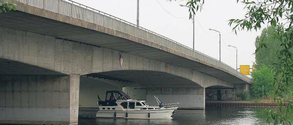 Noch eine halbe Sache: Von der Humboldtbrücke ist erst die stadtauswärtige Seite saniert worden.