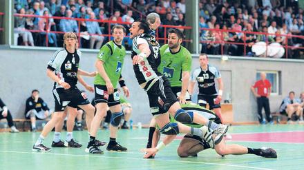 Einsatzfreudiger Kreisspieler. Alexander Urban (Mitte) warf am Freitagabend gegen Emsdetten insgesamt fünf Tore.