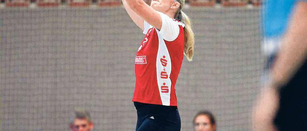 Letzte Aktionen. Für Sandra Landvoigt (32) ist heute Schluss. Die mit 1,92 Metern größte Erstliga-Spielerin des SC Potsdam bestritt einst auch 25 Nachwuchs-Länderspiele.