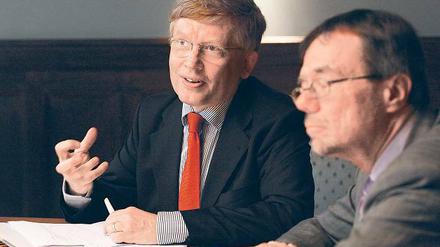 Begutachtet. Prof. Joachim Wieland von der Hochschule für Verwaltungswissenschaften in Speyer (l.) stellte gestern sein Gutachten zum Griebnitzsee vor. Beauftragt hatte ihn Bürgermeister Burkhard Exner (SPD, r.). 8000 Euro zahlte die Stadt für die Expertise.