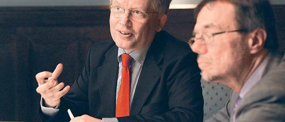 Begutachtet. Prof. Joachim Wieland von der Hochschule für Verwaltungswissenschaften in Speyer (l.) stellte gestern sein Gutachten zum Griebnitzsee vor. Beauftragt hatte ihn Bürgermeister Burkhard Exner (SPD, r.). 8000 Euro zahlte die Stadt für die Expertise.