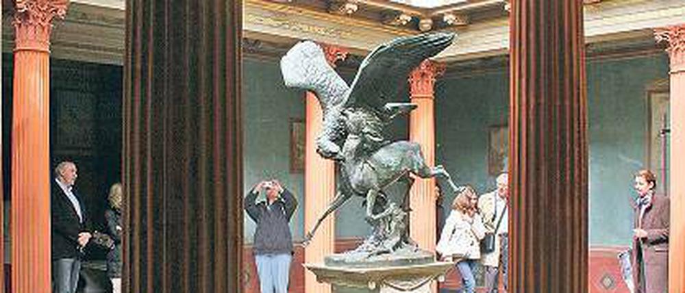 Reh schlägt Adler: Das Stibadium war am Sonntag erstmals geöffnet.