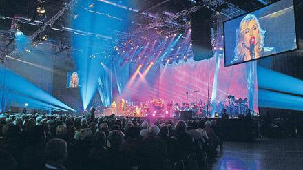 Kraftvolle Geburtstagsständchen lieferte die Band Silly mit ihrer Frontfrau Anna Loos ab. Silly spielte neben dem ehemaligen Supertramp-Mitglied Roger Hodgson und Chansonette Annett Louisan zur Antenne-Gala mit dem Filmorchester.