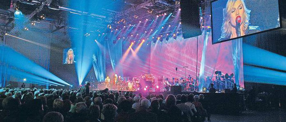 Kraftvolle Geburtstagsständchen lieferte die Band Silly mit ihrer Frontfrau Anna Loos ab. Silly spielte neben dem ehemaligen Supertramp-Mitglied Roger Hodgson und Chansonette Annett Louisan zur Antenne-Gala mit dem Filmorchester.