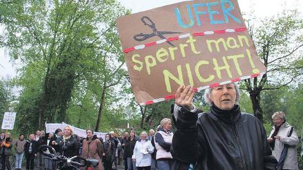 Protest. Knapp 100 Menschen demonstrierten gestern gegen die Sperrungen am Uferweg des Groß Glienicker Sees. Seit Wochen haben Anwohner trotz gültigem Bebauungsplan den Uferweg auf ihren Grundstücken versperrt.