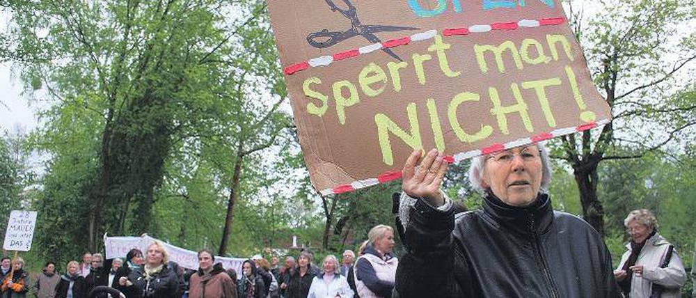 Protest. Knapp 100 Menschen demonstrierten gestern gegen die Sperrungen am Uferweg des Groß Glienicker Sees. Seit Wochen haben Anwohner trotz gültigem Bebauungsplan den Uferweg auf ihren Grundstücken versperrt.