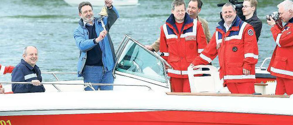 Eingeläutet. Oberbürgermeister Jakobs (l.) ließ am Samstag per Glocke die Wasserwacht in die Badesaison starten.