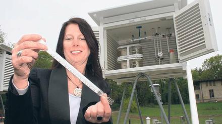 An der Wetter-Referenzstation liest Meteorologin Mandy Golling auf einem Thermometer die Temperatur ab.