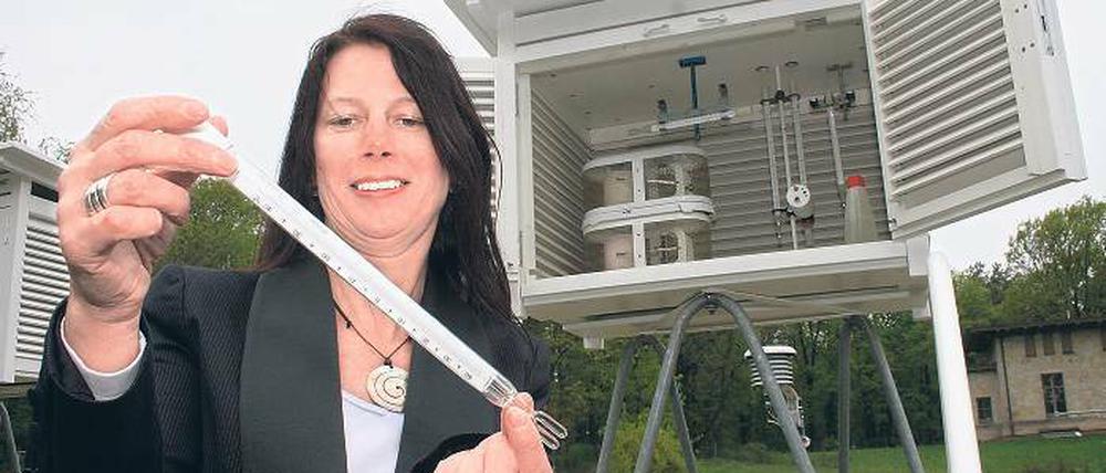 An der Wetter-Referenzstation liest Meteorologin Mandy Golling auf einem Thermometer die Temperatur ab.