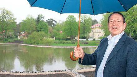 Wasser von oben und unten: Axel Jentzsch gestern am Nonnenteich.