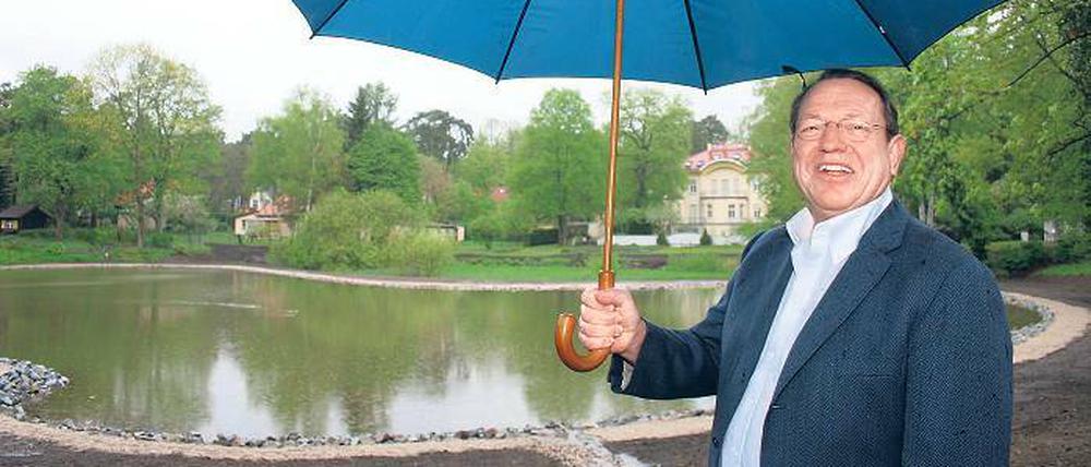 Wasser von oben und unten: Axel Jentzsch gestern am Nonnenteich.