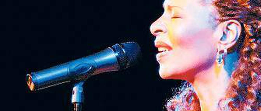 Singen für einen guten Zweck. Die Sängerin Jocelyn B. Smith.