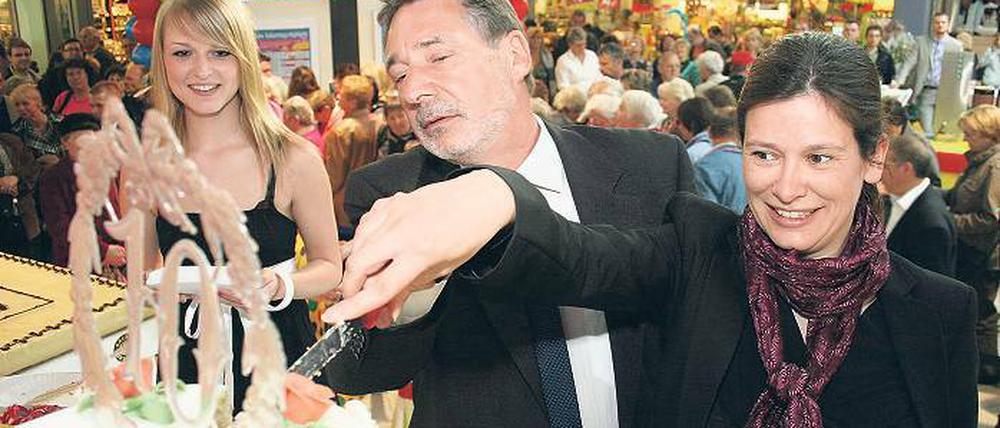 Ein Stück für jeden und eine Tasse Kaffee: Jann Jakobs schnitt, assistiert von Centermanagerin Jana Walther, gestern eine Riesentorte an. Ein Euro kosteten Kuchen und Kaffee pro Besucher. Der Erlös geht an die Arche Potsdam.