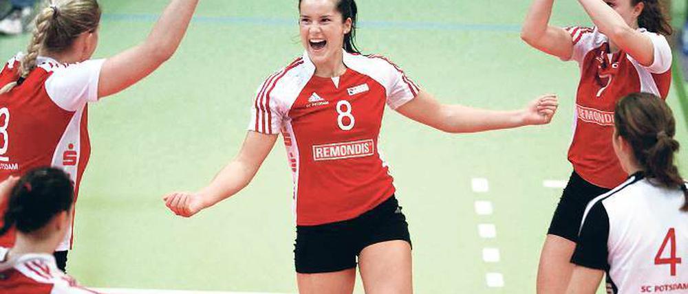 Wollen nochmal Spaß am Netz haben. Kristina Schlechter, Sandra Landvoigt, Anika Zülow, Kristina Bognar und Chantal Laboureur (von links) empfangen mit dem SC Potsdam am Samstag den Dresdner SC.