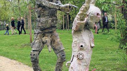 Schonungslose Kritik an der Tötungsmaschinerie. Jonathan Meeses verstörende Skulptur einer Hinrichtung im Garten der Villa Schöningen.