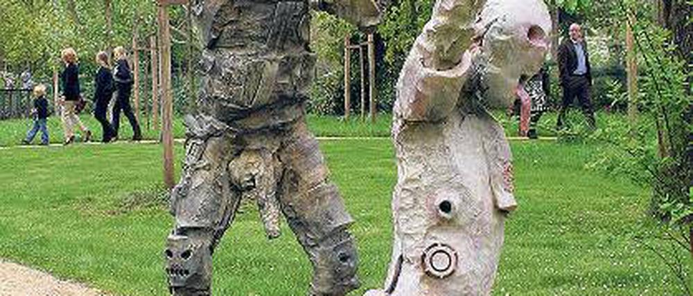 Schonungslose Kritik an der Tötungsmaschinerie. Jonathan Meeses verstörende Skulptur einer Hinrichtung im Garten der Villa Schöningen.