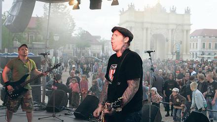 Lokalmatadore: Die Potsdamer Band Cherry Bomb am Freitagabend beim Rhythm against Racism-Fest auf dem Luisenplatz. Tags darauf am 1. Mai diskutierten Oberbürgermeister Jann Jakobs (SPD) und Linke-Chef Hans-Jürgen Scharfenberg an selber Stelle. Am Vormittag demonstrierte der Deutsche Gewerkschaftsbund.