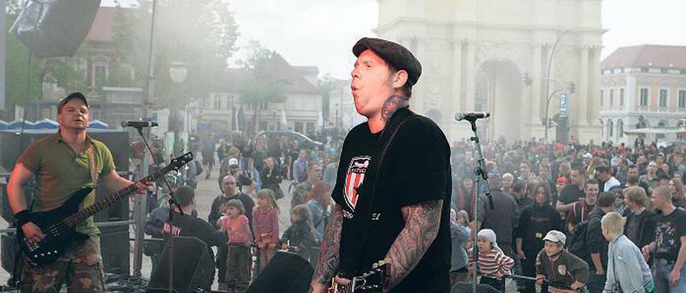 Lokalmatadore: Die Potsdamer Band Cherry Bomb am Freitagabend beim Rhythm against Racism-Fest auf dem Luisenplatz. Tags darauf am 1. Mai diskutierten Oberbürgermeister Jann Jakobs (SPD) und Linke-Chef Hans-Jürgen Scharfenberg an selber Stelle. Am Vormittag demonstrierte der Deutsche Gewerkschaftsbund.