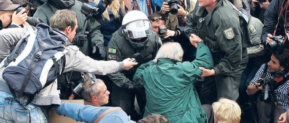 Abgetragen. Bundestagsvize Wolfgang Thierse (grüne Jacke, Bildmitte) nötigte am 1. Mai Polizisten, ihn von der Straße zu führen.