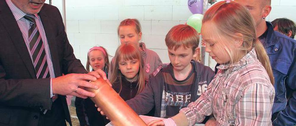 Oberbürgermeister Jann Jakobs weihte mit Kita-Kindern den Rohbau ein.