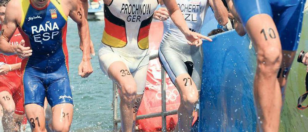 Schneller durch die Wechselzone. Christian Prochnow (Mitte), hier beim olympischen Rennen in Peking, startet jetzt in Seoul in die World Championship Series 2010.