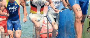 Schneller durch die Wechselzone. Christian Prochnow (Mitte), hier beim olympischen Rennen in Peking, startet jetzt in Seoul in die World Championship Series 2010.