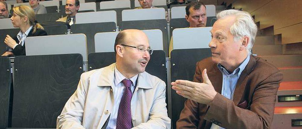 Perspektiven. Heye (r.) im Gespräch mit einem Teilnehmer des Projektes.