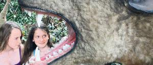 Was für Zähne. Celine und Alina bestaunen das hyänenähnliche Urraubtier.