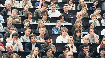 Ältere Semester. Wer noch nicht auf Bachelor oder Master studiert, muss sich mit dem Abschluss sputen.