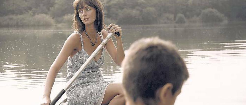 Vergangenheit und Gegenwart. Während der slowakische Film Otec die tragische Geschichte einer Familie aufrollt (l.), nimmt sich der Dokumentarfilm Frauenzimmer (r.o.) drei Prostituierten jenseits der 50 an. Anna-Maria Mühe (r.u.) spielt in dem prämierten Film Live Stream die V-Bloggerin Ms. Bingo, die sich vor laufender Kamera das Leben nimmt.