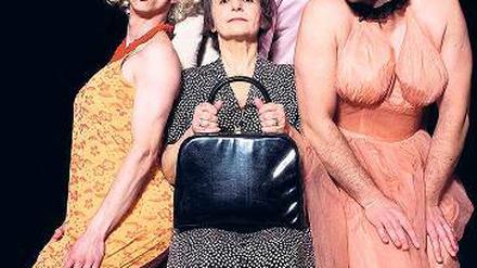 Exotisches Quartett. Männer in Stöckelschuhen, Perücken und Glitzerkleidern  die kanadischen Komödie Ganze Kerle hatte am Freitagabend auf dem Theaterschiff Premiere.