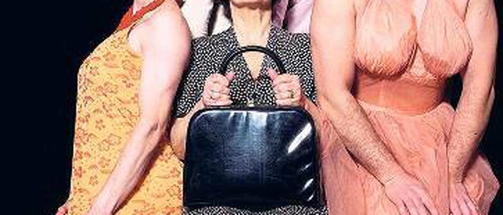 Exotisches Quartett. Männer in Stöckelschuhen, Perücken und Glitzerkleidern die kanadischen Komödie Ganze Kerle hatte am Freitagabend auf dem Theaterschiff Premiere.