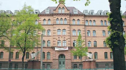 Im Zwielicht. Die Educon-Gruppe hat ihren Hauptsitz in der Berliner Straße.