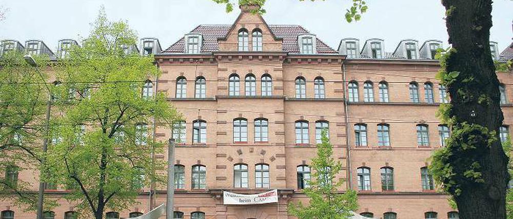 Im Zwielicht. Die Educon-Gruppe hat ihren Hauptsitz in der Berliner Straße.