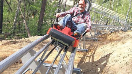 Testrodler. Rodelbahn-Betreiber Fred Walter testet die neue Ganzjahres-Rodelbahn in Petersdorf bei Fürstenwalde. Am Samstag, dem 1. Mai, wird die Bahn eröffnet.