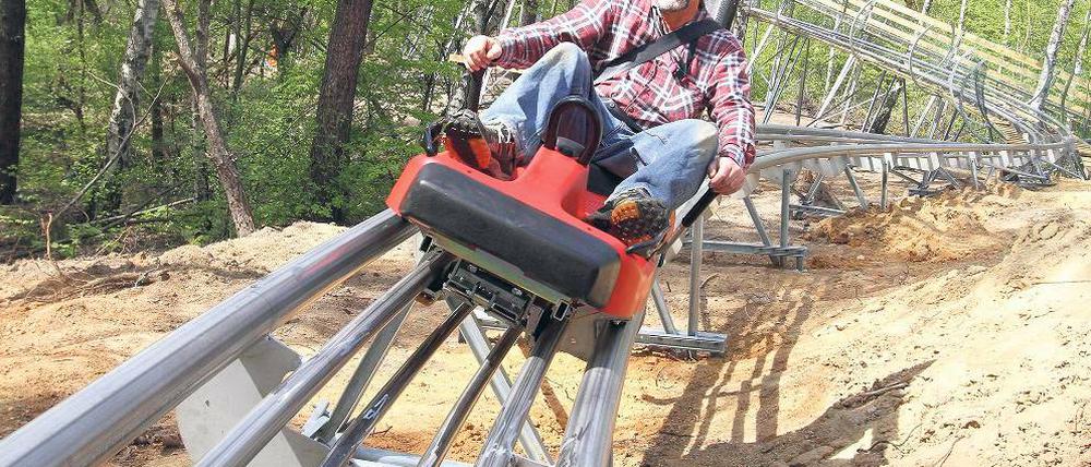 Testrodler. Rodelbahn-Betreiber Fred Walter testet die neue Ganzjahres-Rodelbahn in Petersdorf bei Fürstenwalde. Am Samstag, dem 1. Mai, wird die Bahn eröffnet.