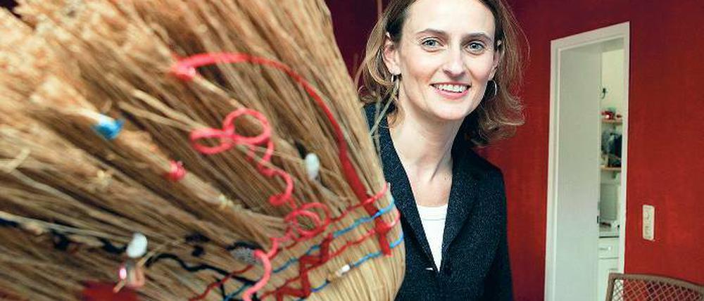 Stolze Hexe. Martina Engel-Fürstberger erhielt den diesjährigen Hexenbesen, eine Auszeichnung des Autonomen Frauenzentrums. Der Besen wird an Menschen verliehen, die sich für die Belange von Frauen verdient gemacht haben.