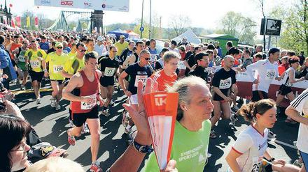 Großes Teilnehmerfeld. 2595 Frauen und Männer bestritten gestern den 7. rbb-Drittelmarathon durch Potdam. Erst nach knapp fünf Minuten hatten bei strahlendem Sonnenschein alle Läufer und Walker die Startlinie an der Glienicker Brücke überquert.