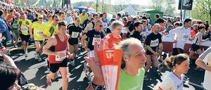 Großes Teilnehmerfeld. 2595 Frauen und Männer bestritten gestern den 7. rbb-Drittelmarathon durch Potdam. Erst nach knapp fünf Minuten hatten bei strahlendem Sonnenschein alle Läufer und Walker die Startlinie an der Glienicker Brücke überquert.