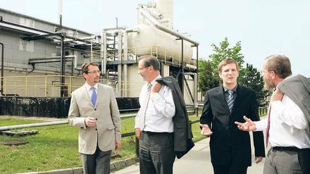 Werdersche Wirtschaft: Herbstreith &amp; Fox-Geschäftsführer Bernhardt, Ministerpräsident Platzeck, Firmenleiter Fox und Landrat Blasig (v.l.) in der Pektinfabrik.