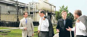 Werdersche Wirtschaft: Herbstreith &amp; Fox-Geschäftsführer Bernhardt, Ministerpräsident Platzeck, Firmenleiter Fox und Landrat Blasig (v.l.) in der Pektinfabrik.