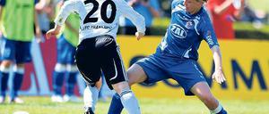 Fataler Einstieg. Potsdams Viola Odebrecht (r.) lässt hier das Bein gegen Petra Wimbersky stehen. Der folgende Elfmeter besiegelte Turbines erste Saisonniederlage.