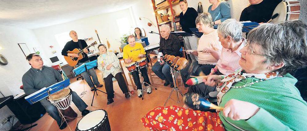 Musikalische Runde. Zum Therapieangebot der Stadtmission in Rahnsdorf gehört, immer dienstags, das Musizieren und Singen der Betreuer mit behinderten Bewohnern.