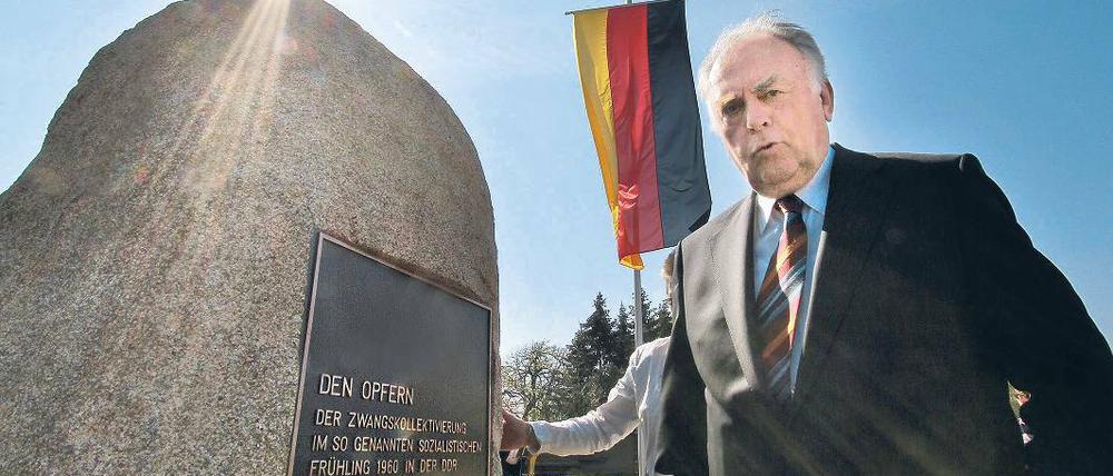 Sachsen-Anhalts Ministerpräsident Wolfgang Böhmer (CDU) in Kyritz neben dem Denkmal zur Erinnerung an die 400 000 in der DDR zwangsweise eingegliederten Bauern vor fünfzig Jahren.
